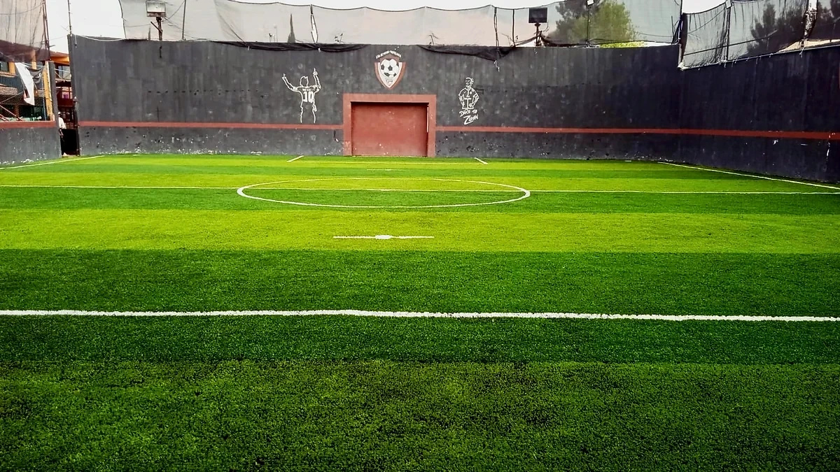 Cancha de fútbol rápido con pasto sintético en Centro Pedagógico Motolinia, Nezahualcóyotl, Estado de México: otra vista de la cancha
