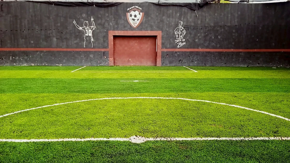 Cancha de fútbol rápido con pasto sintético en Centro Pedagógico Motolinia, Nezahualcóyotl, Estado de México: la cancha desdel fondo
