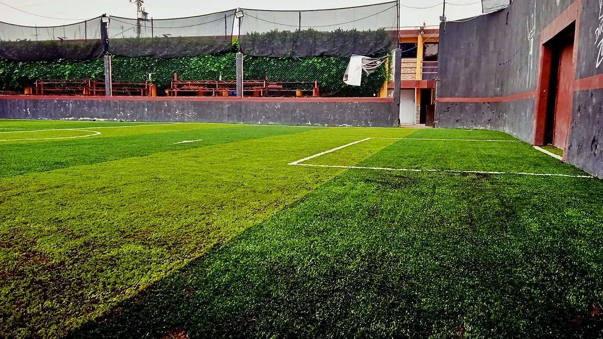 Detalle del pasto sintético de la cancha de fútbol rápido en Nezahualcóyotl, Estado de México