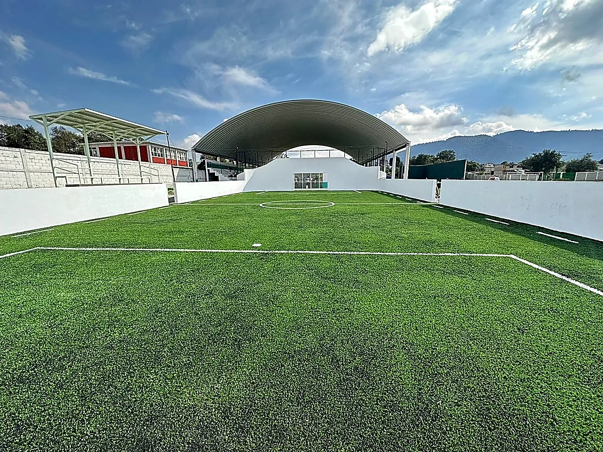 Cancha de fútbol rápido con pasto sintético en Deportivo Techuchulco, San Pedro Techuchulco, Estado de México: líneas de juego insertadas en el pasto