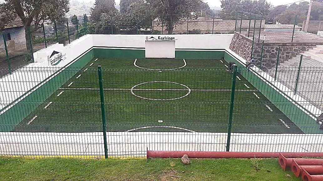 Cancha de fútbol rápido con pasto sintético en Ecatzingo, Estado de México: otra vista de la cancha