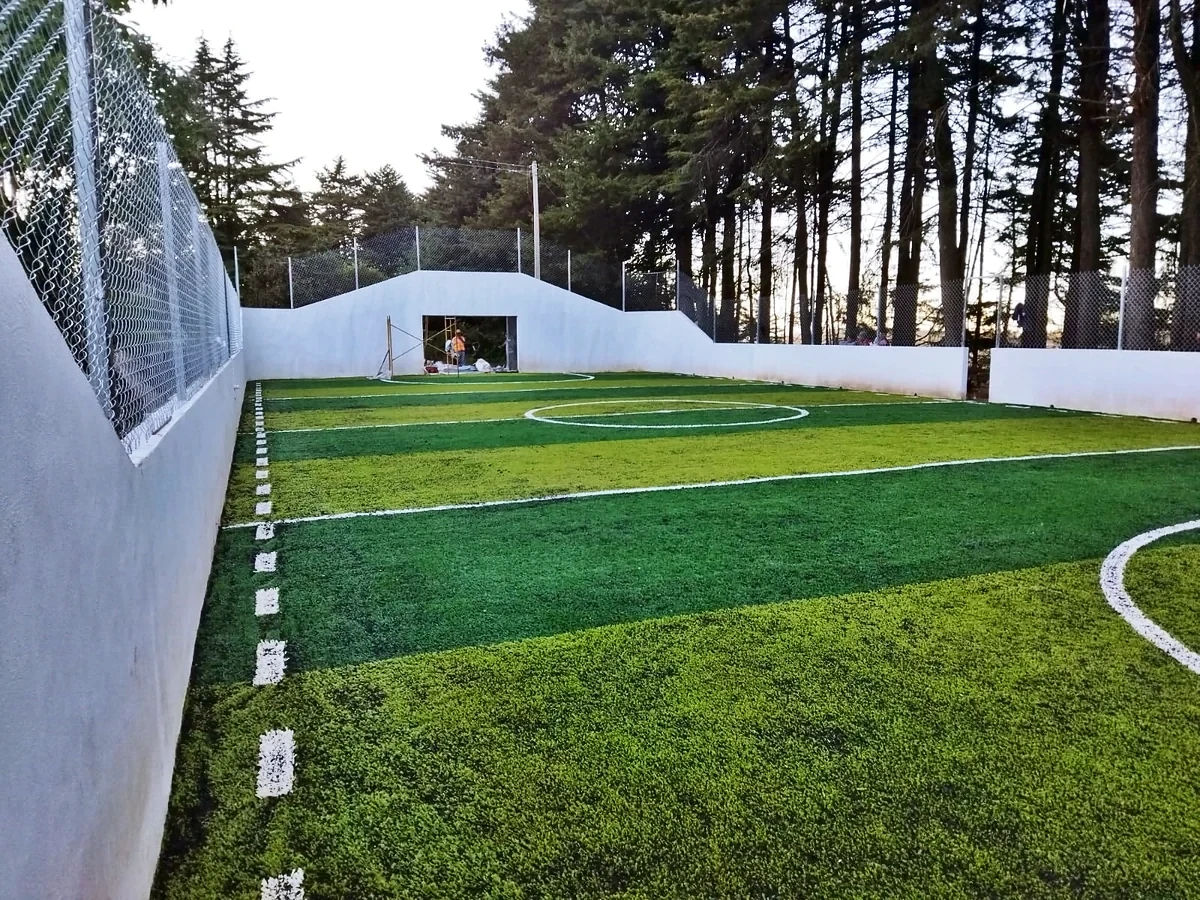 Cancha de fútbol rápido con pasto sintético en El Oro, Estado de México: la cancha desde la línea lateral