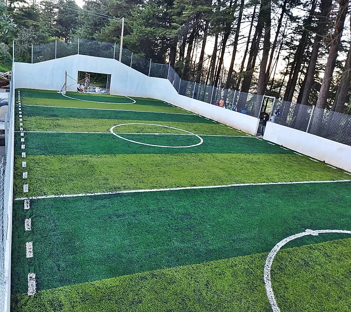 Detalle del pasto sintético de la cancha de fútbol rápido en El Oro, Estado de México