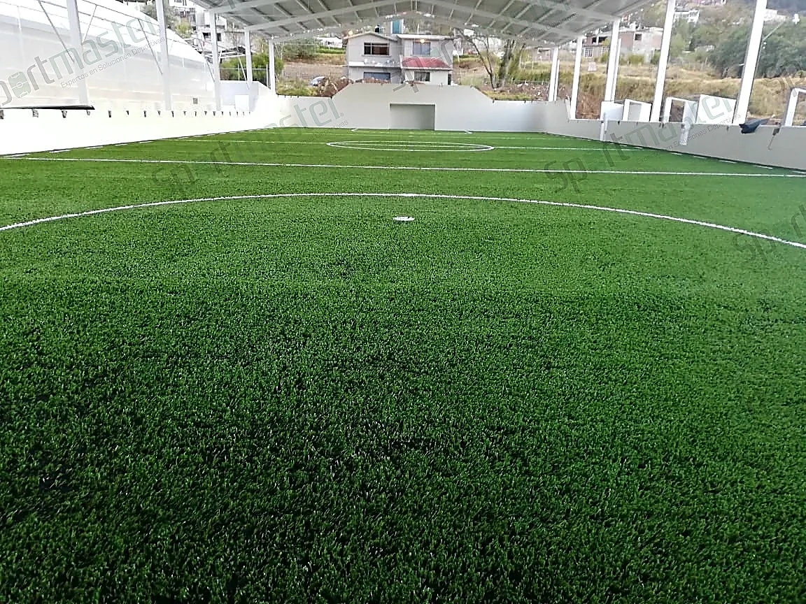 Cancha de fútbol rápido con pasto sintético en Huixquilucan, Estado de México: líneas de juego insertadas en el pasto