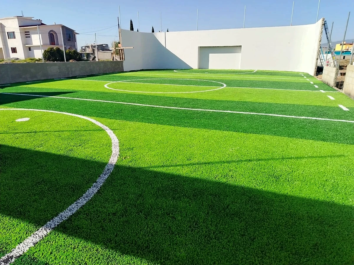 Cancha de fútbol rápido con pasto sintético en Ixtlahuaca, Estado de México: la cancha desde la línea lateral