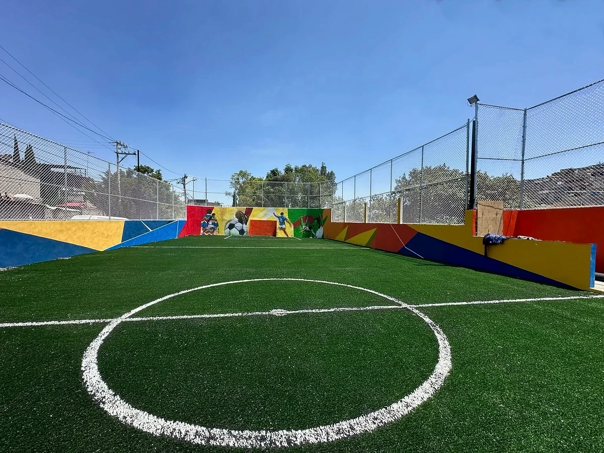 Cancha de fútbol rápido con pasto sintético en Parque Hormiga, Naucalpan de Juárez, Estado de México: líneas de juego insertadas en el pasto