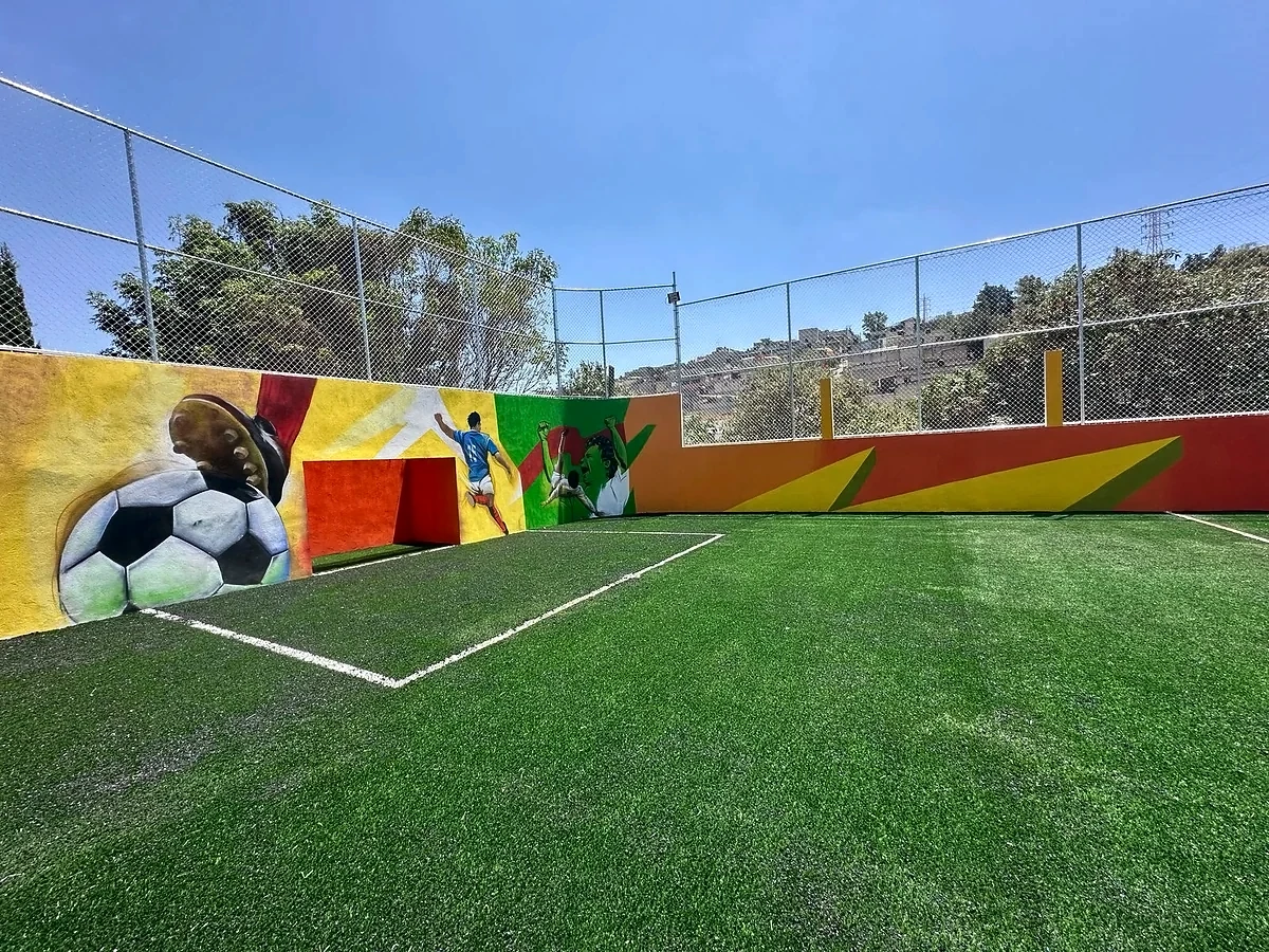 Cancha de fútbol rápido con pasto sintético en Parque Hormiga, Naucalpan de Juárez, Estado de México: pasto sintético deportivo recién cepillado