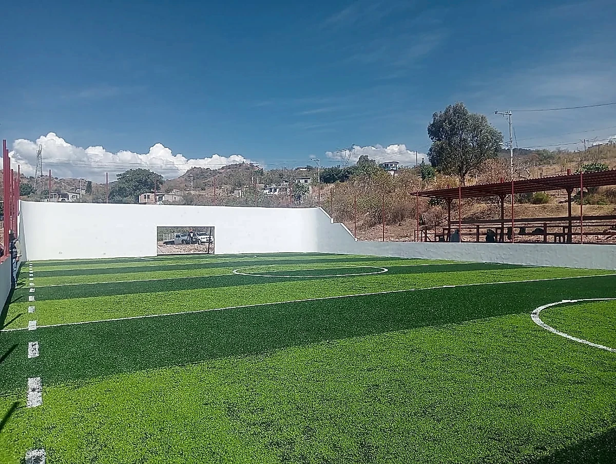 Cancha de fútbol rápido con pasto sintético en San Nicolás Tolentino, Estado de México: la cancha desde la línea lateral