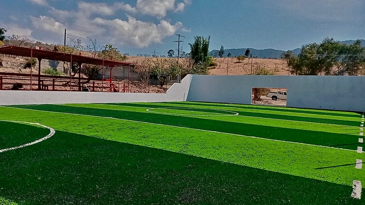 Cancha de fútbol rápido con pasto sintético en San Nicolás Tolentino, Estado de México: otra vista de la cancha