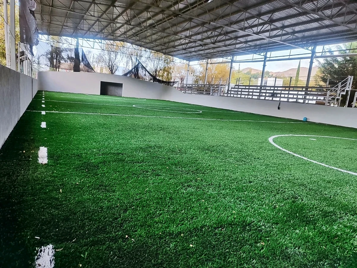 Cancha de fútbol rápido con pasto sintético en Unidad Deportiva la Cortina, Temascalcingo, Estado de México: la cancha desdel fondo