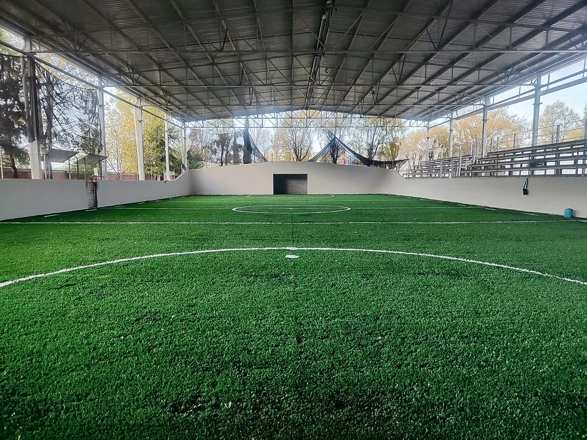 Detalle del pasto sintético de la cancha de fútbol rápido en Temascalcingo, Estado de México