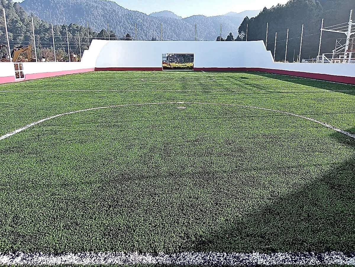 Cancha de fútbol rápido con pasto sintético en Valle de Bravo, Estado de México