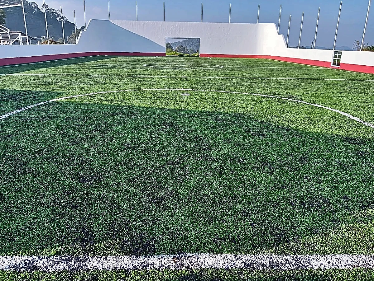 Cancha de fútbol rápido con pasto sintético en Valle de Bravo, Estado de México: la cancha desde la línea lateral