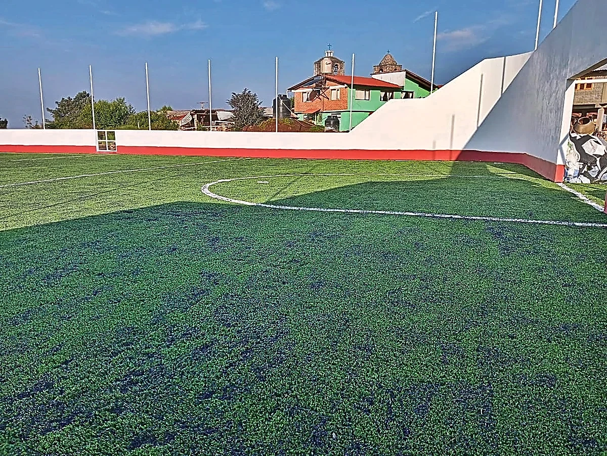 Cancha de fútbol rápido con pasto sintético en Valle de Bravo, Estado de México: otra vista de la cancha
