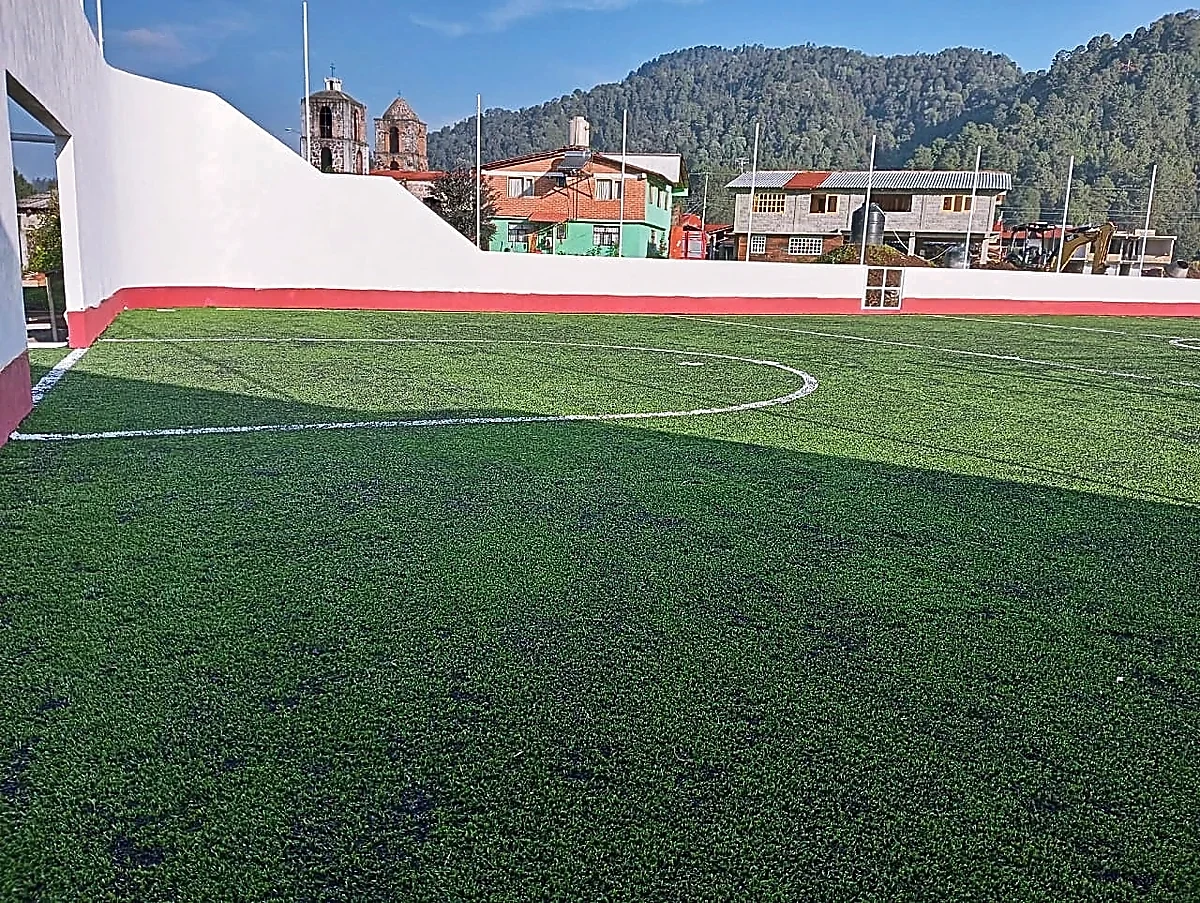 Cancha de fútbol rápido con pasto sintético en Valle de Bravo, Estado de México: pasto sintético deportivo recién cepillado