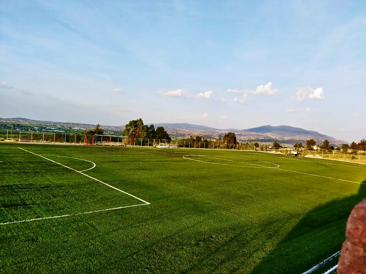 Cancha de fútbol soccer con pasto sintético en Campo de Futbol San José Ixtapa, Temascalcingo, Estado de México: otra vista de la cancha