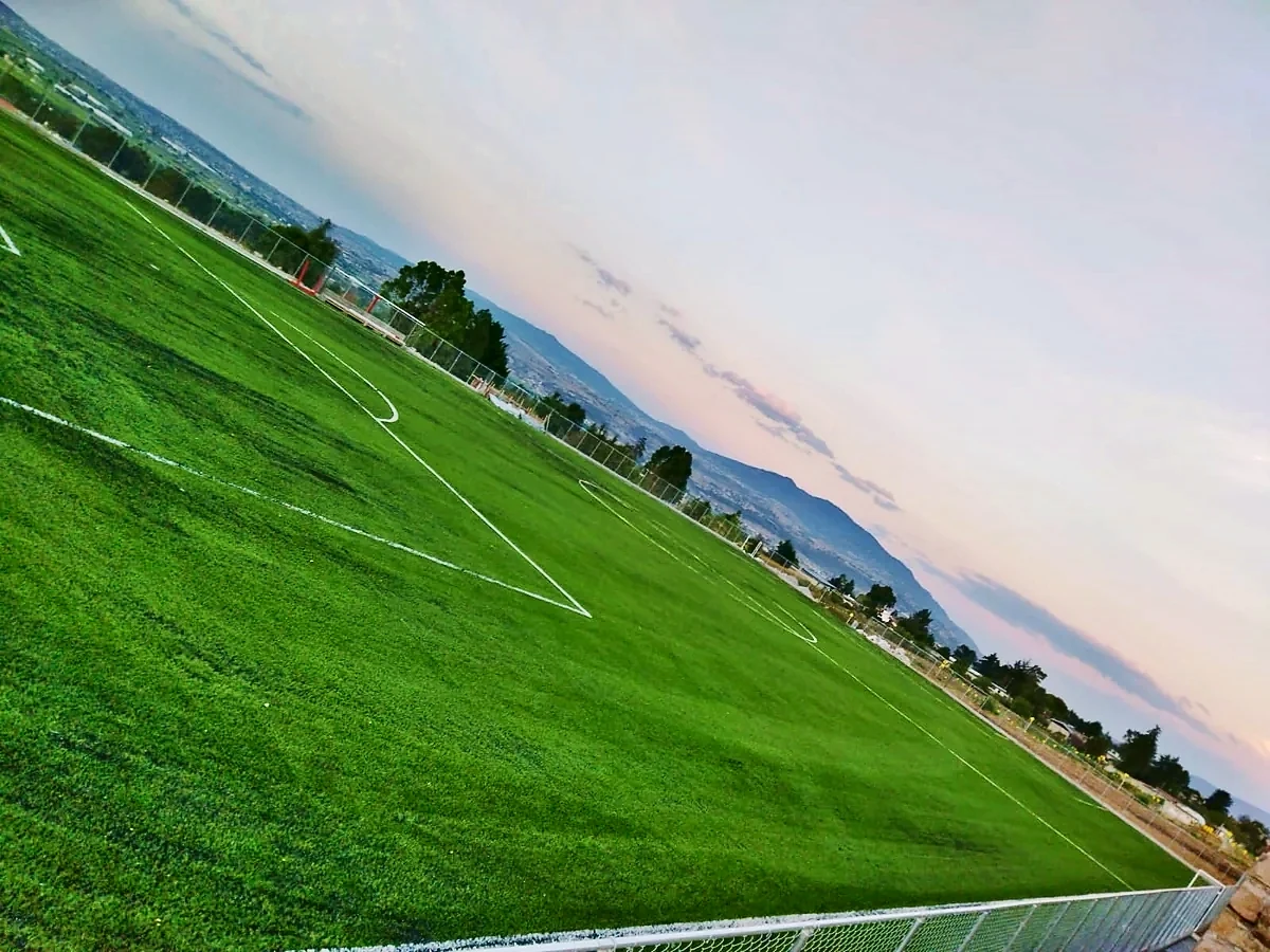Cancha de fútbol soccer con pasto sintético en Campo de Futbol San José Ixtapa, Temascalcingo, Estado de México: vista de la cancha y su entorno