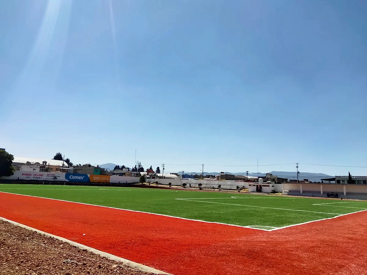 Cancha de fútbol soccer con pasto sintético en Campo de Futbol Zinacantepec, Estado de México: vista de la cancha y su entorno
