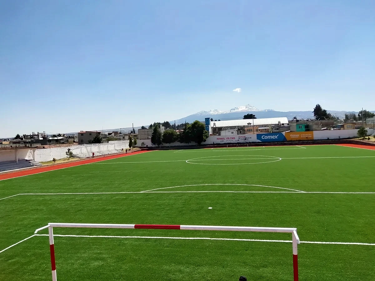 Detalle del pasto sintético de la cancha de fútbol soccer en Zinacantepec, Estado de México