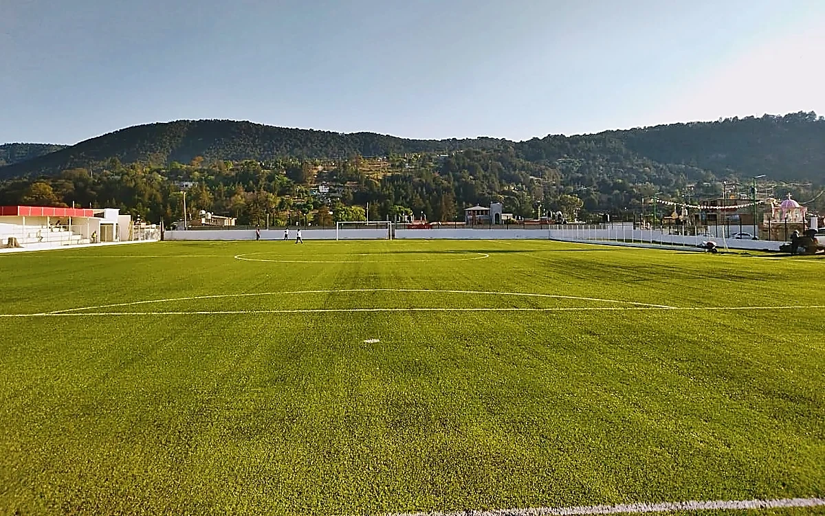 Cancha de fútbol soccer con pasto sintético en Campo de Soccer Tapaxco, Tapaxco (El Oro), Estado de México: líneas de juego insertadas en el pasto
