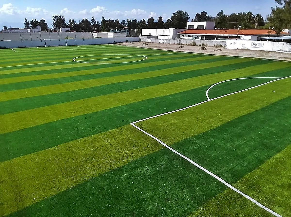 Cancha de fútbol soccer con pasto sintético en Cancha El Salitre, Ixtapan de la Sal, Estado de México: líneas de juego insertadas en el pasto