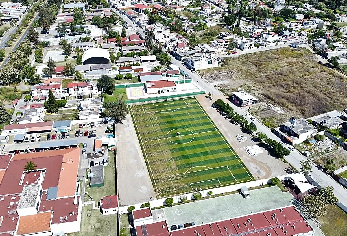 Cancha de fútbol soccer con pasto sintético en Cancha El Salitre, Ixtapan de la Sal, Estado de México: otra vista de la cancha