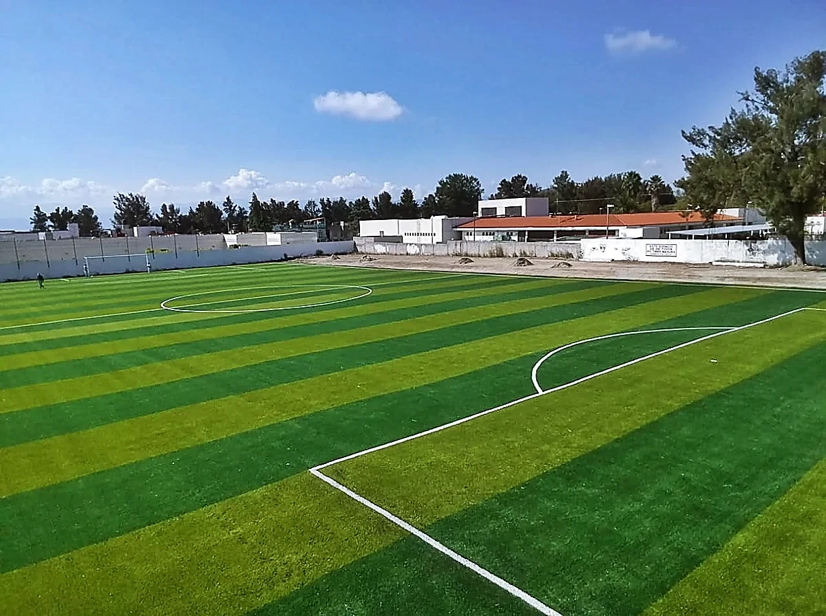 Cancha de fútbol soccer con pasto sintético en Cancha El Salitre, Ixtapan de la Sal, Estado de México: vista de la cancha y su entorno