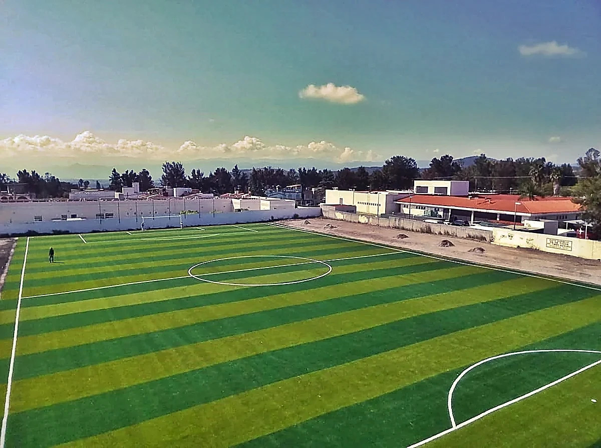 Detalle del pasto sintético de la cancha de fútbol soccer en Ixtapan de la Sal, Estado de México
