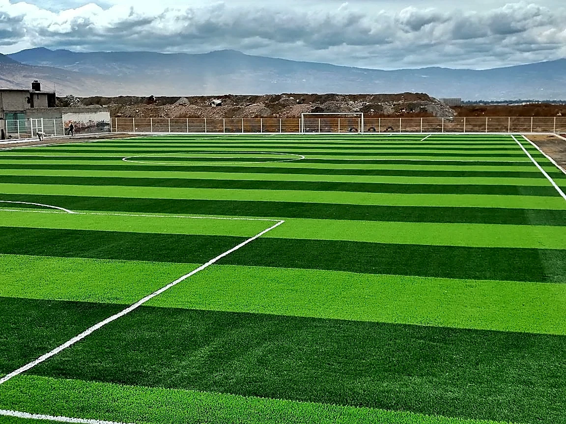 Cancha de fútbol soccer con pasto sintético en Deportivo Jardines de Chalco, Estado de México: líneas de juego insertadas en el pasto