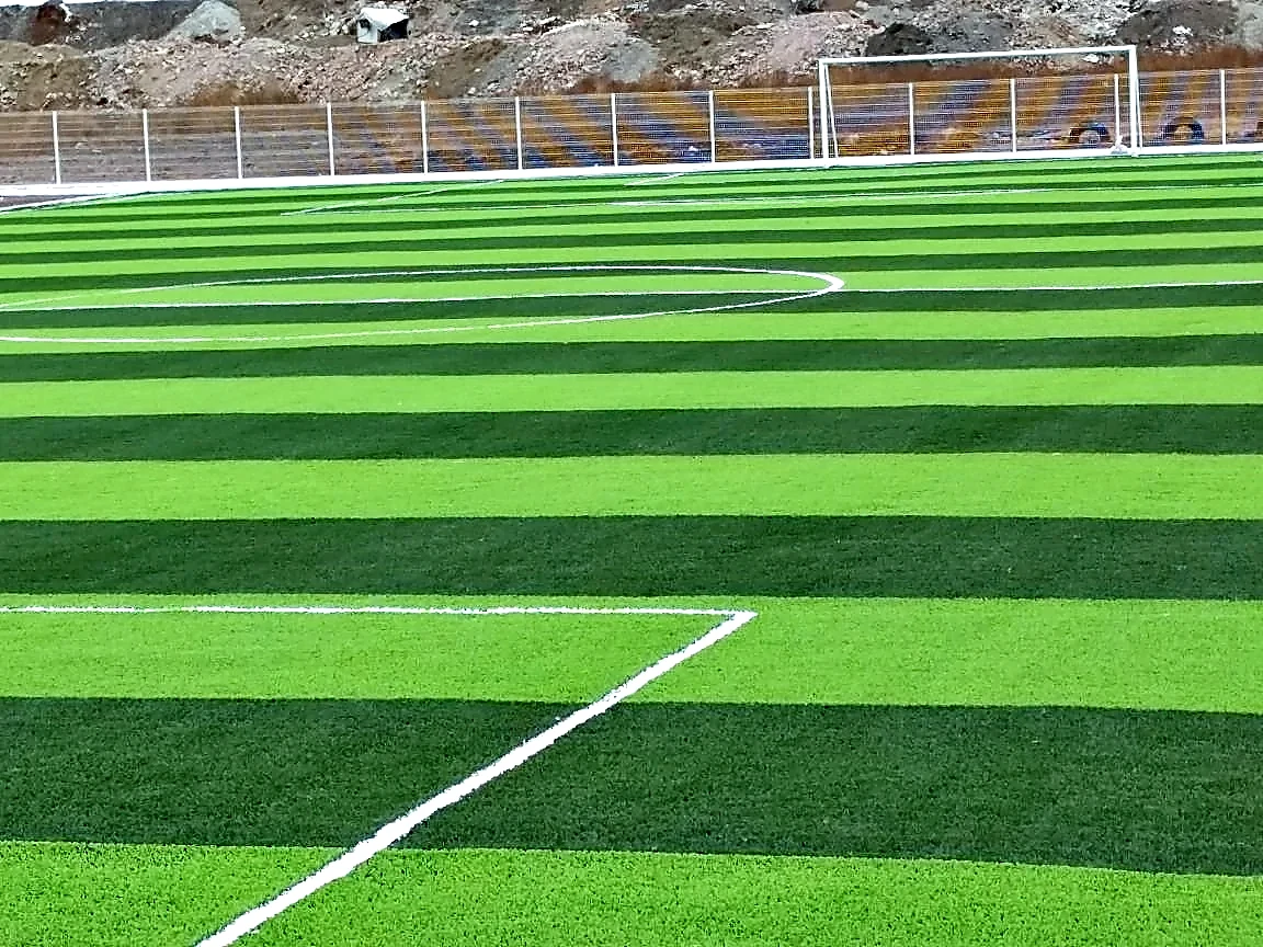 Cancha de fútbol soccer con pasto sintético en Deportivo Jardines de Chalco, Estado de México: pasto sintético deportivo recién cepillado