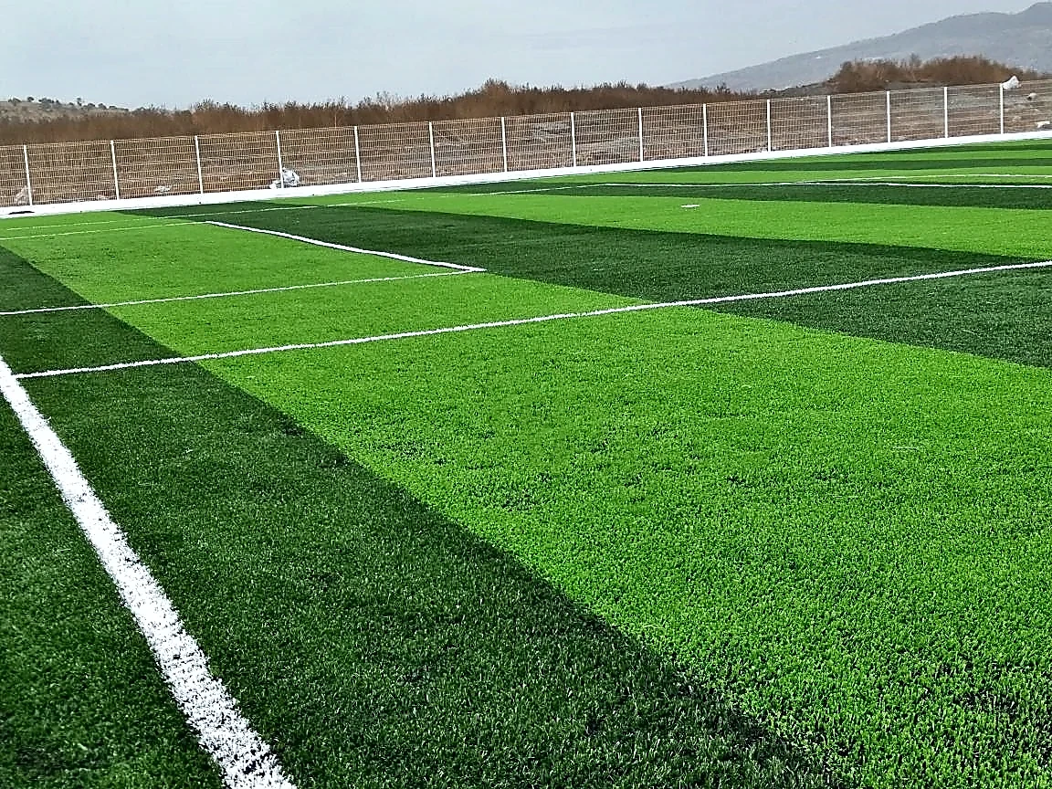 Cancha de fútbol soccer con pasto sintético en Deportivo Jardines de Chalco, Estado de México: la cancha desdel fondo