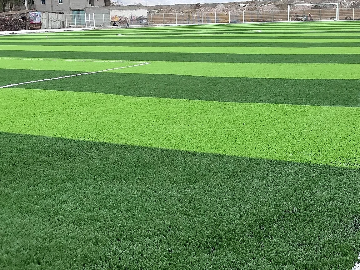 Detalle del pasto sintético de la cancha de fútbol soccer en Chalco, Estado de México