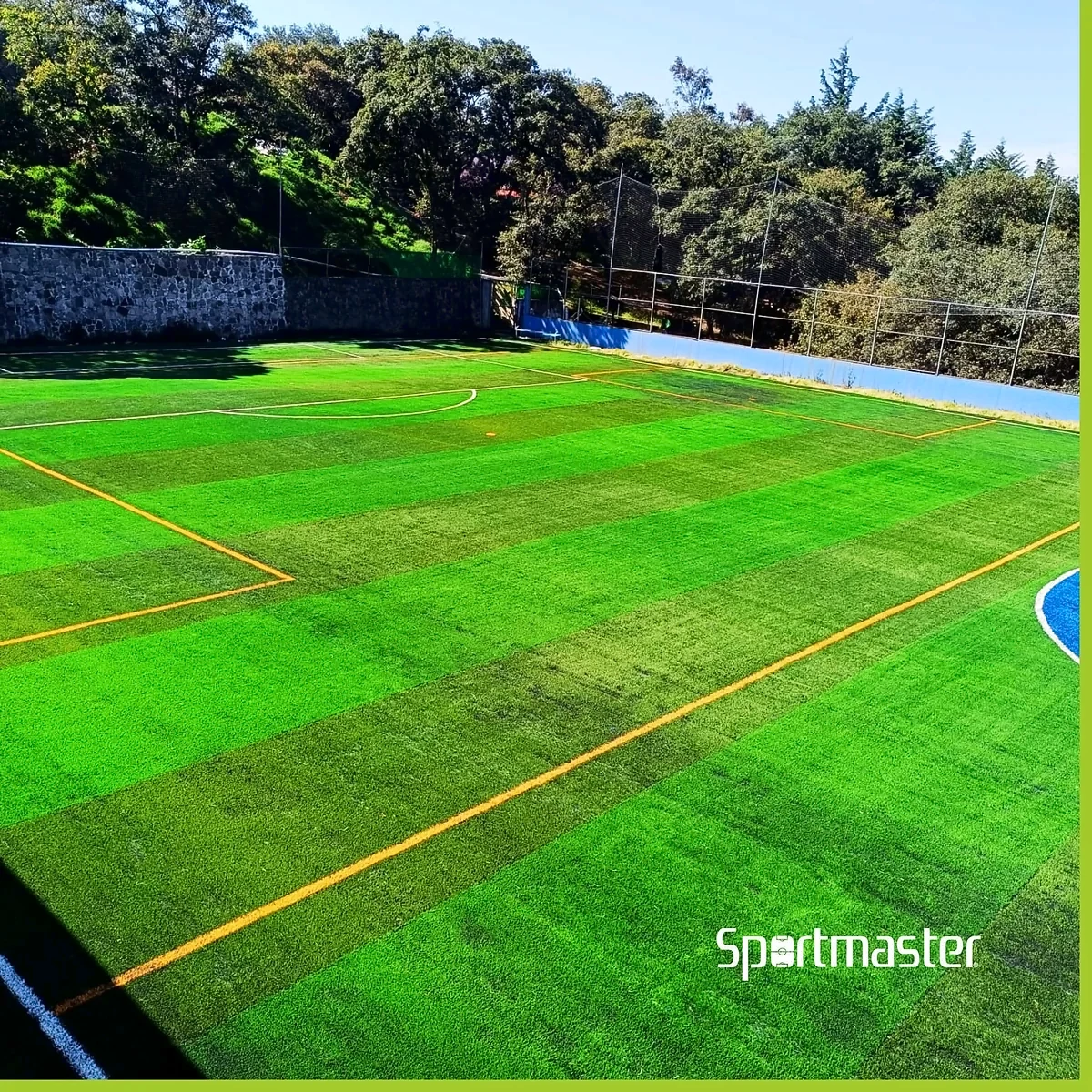 Cancha de fútbol soccer con pasto sintético en Instituto Thomas Jefferson, Atizapán de Zaragoza, Estado de México: líneas de juego insertadas en el pasto