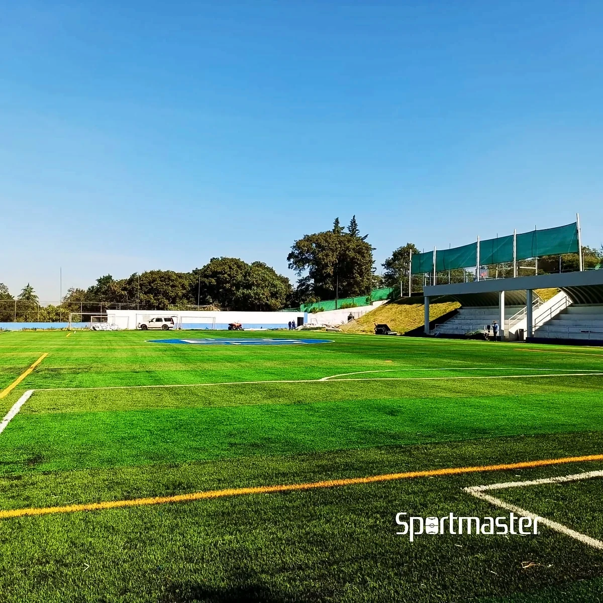 Cancha de fútbol soccer con pasto sintético en Instituto Thomas Jefferson, Atizapán de Zaragoza, Estado de México: la cancha desdel fondo