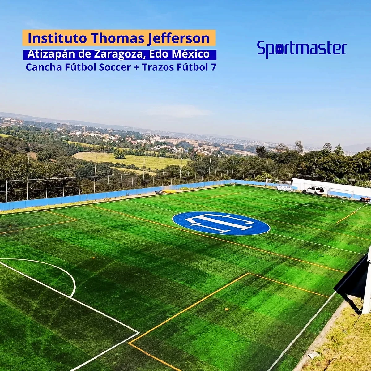 Cancha de fútbol soccer con pasto sintético en Instituto Thomas Jefferson, Atizapán de Zaragoza, Estado de México: vista de la cancha y su entorno