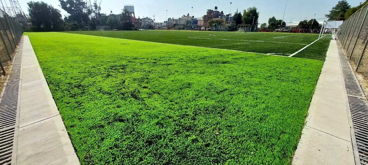 Cancha de fútbol soccer con pasto sintético en Parque El Cooperativo, Texcoco, Estado de México: líneas de juego insertadas en el pasto