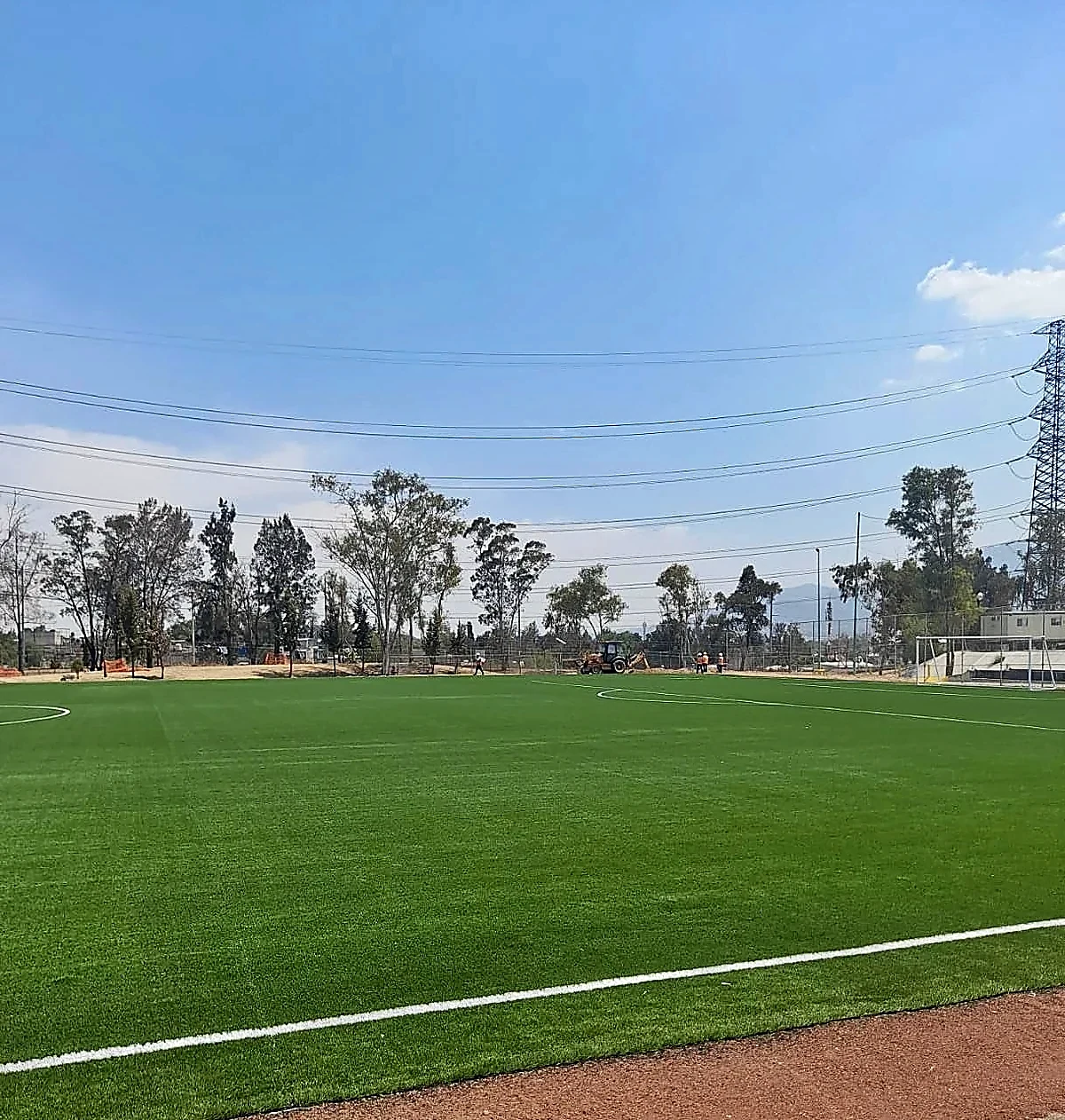 Cancha de fútbol soccer con pasto sintético en Planta FORD, Cuautitlán Izcalli, Estado de México: la cancha desdel fondo