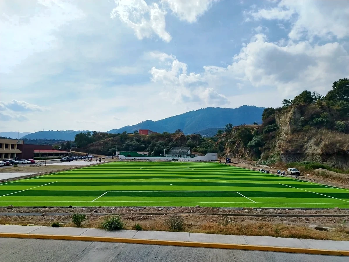 Cancha de fútbol soccer con pasto sintético en Tecnológico de Estudios Superiores de Huixquilucan