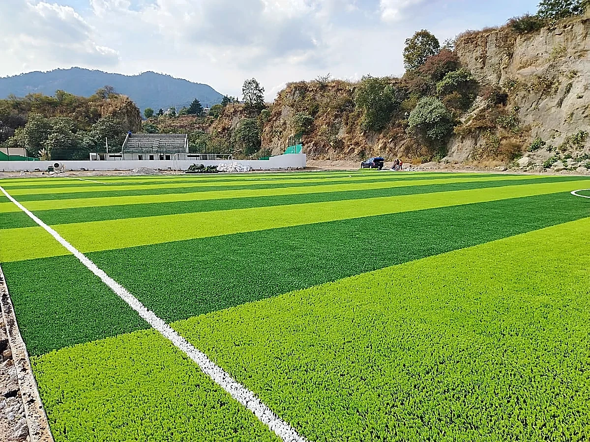 Cancha de fútbol soccer con pasto sintético en Tecnológico de Estudios Superiores de Huixquilucan, Estado de México: vista de la cancha y su entorno
