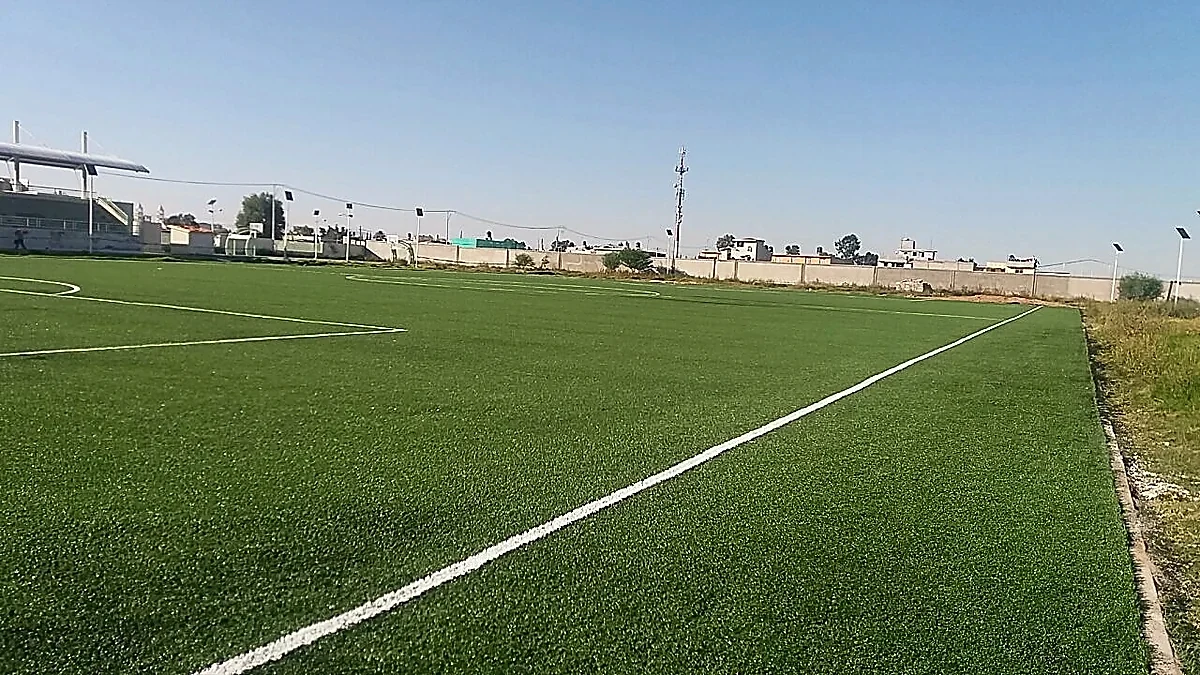 Cancha de fútbol soccer con pasto sintético en Tonanitla, Estado de México: la cancha desdel fondo