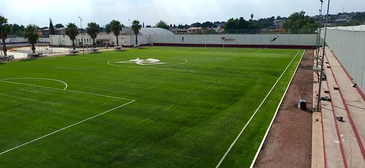 Cancha de fútbol soccer con pasto sintético en Tultepec, Estado de México: la cancha desde la línea lateral