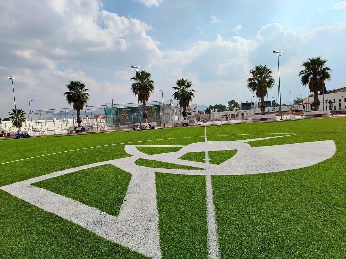 Cancha de fútbol soccer con pasto sintético en Tultepec, Estado de México: otra vista de la cancha