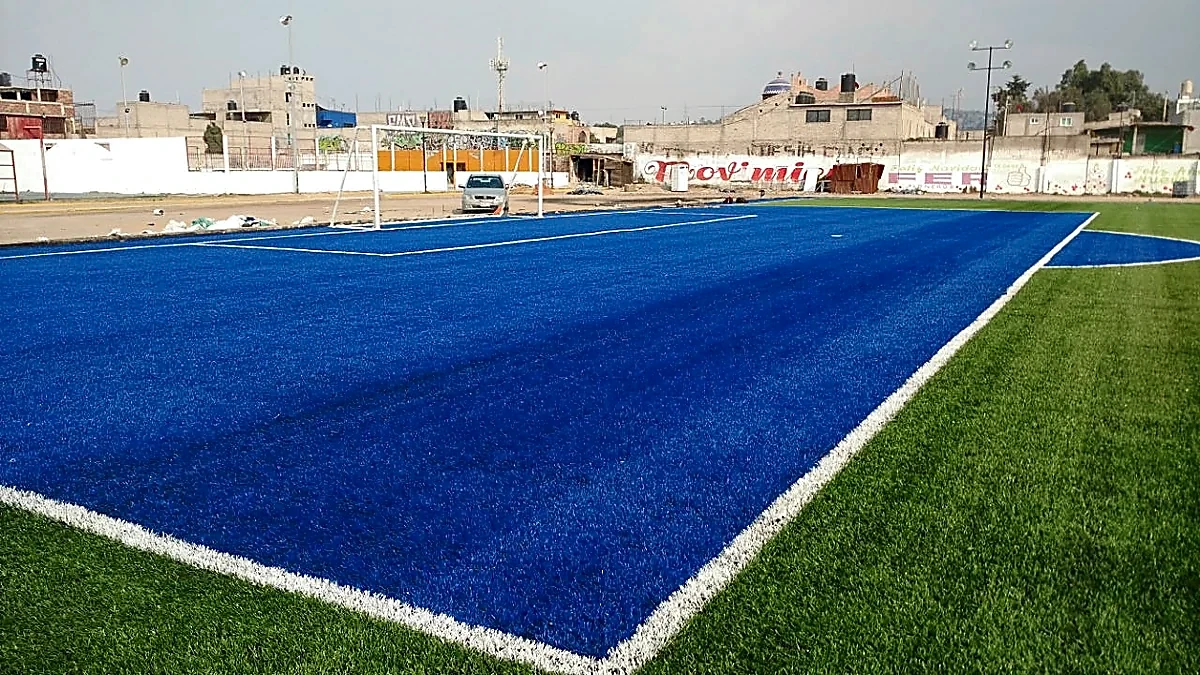 Cancha de fútbol soccer con pasto sintético en Unidad Deportiva Atlicpac, Los Reyes La Paz, Estado de México: la cancha desde la línea lateral