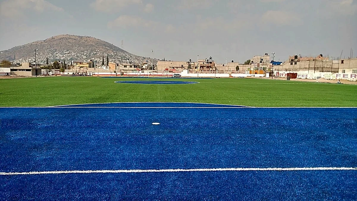 Cancha de fútbol soccer con pasto sintético en Unidad Deportiva Atlicpac, Los Reyes La Paz, Estado de México: la cancha desdel fondo
