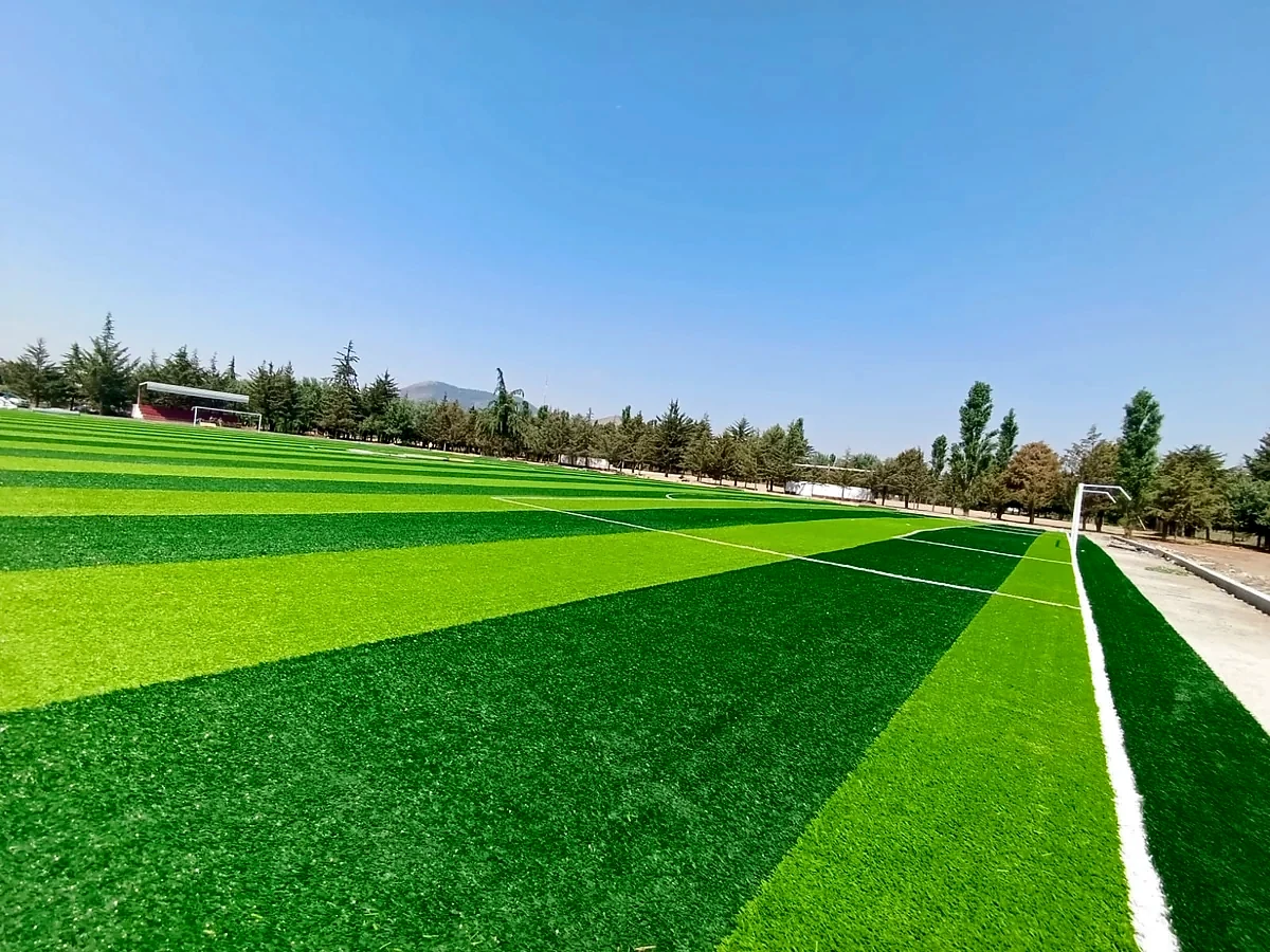 Cancha de fútbol soccer con pasto sintético en Unidad Deportiva Las Fuentes, Atlacomulco, Estado de México: líneas de juego insertadas en el pasto