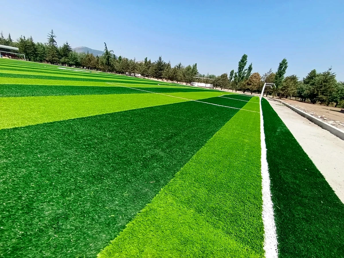 Cancha de fútbol soccer con pasto sintético en Unidad Deportiva Las Fuentes, Atlacomulco, Estado de México: otra vista de la cancha