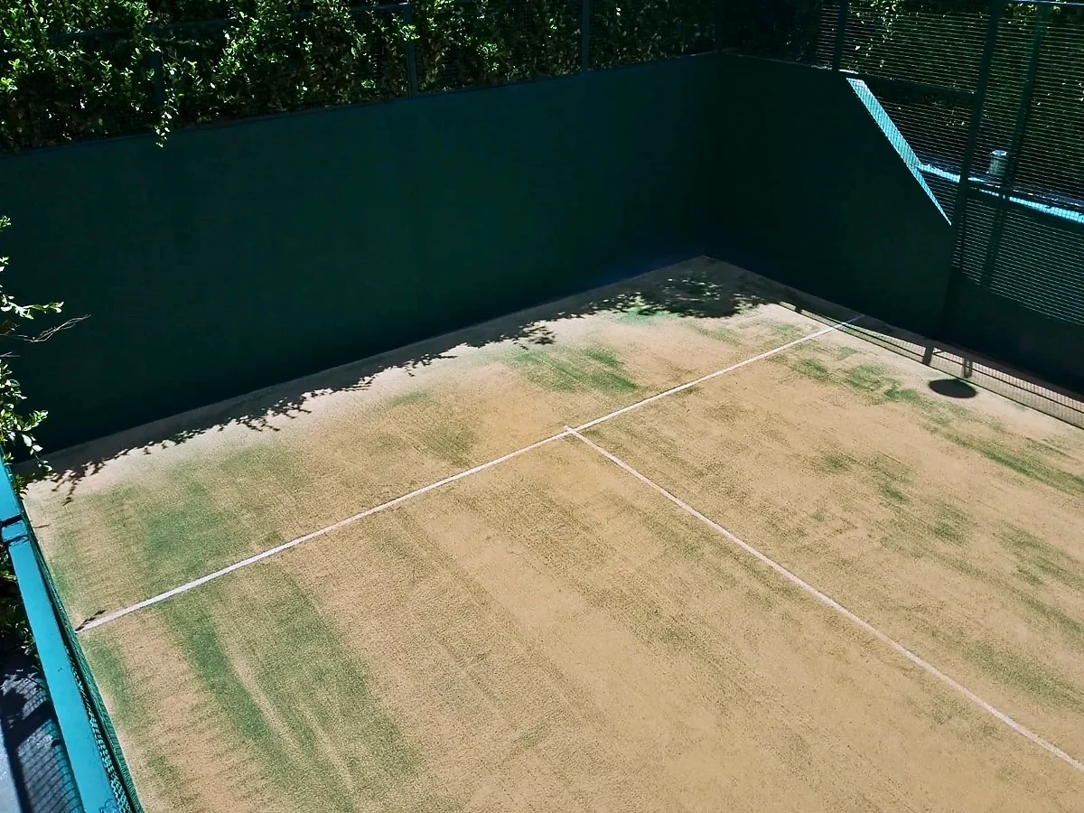 Cancha de pádel con pasto sintético en Cancha Vega del Valle, Valle de Bravo, Estado de México: la cancha desde otro ángulo
