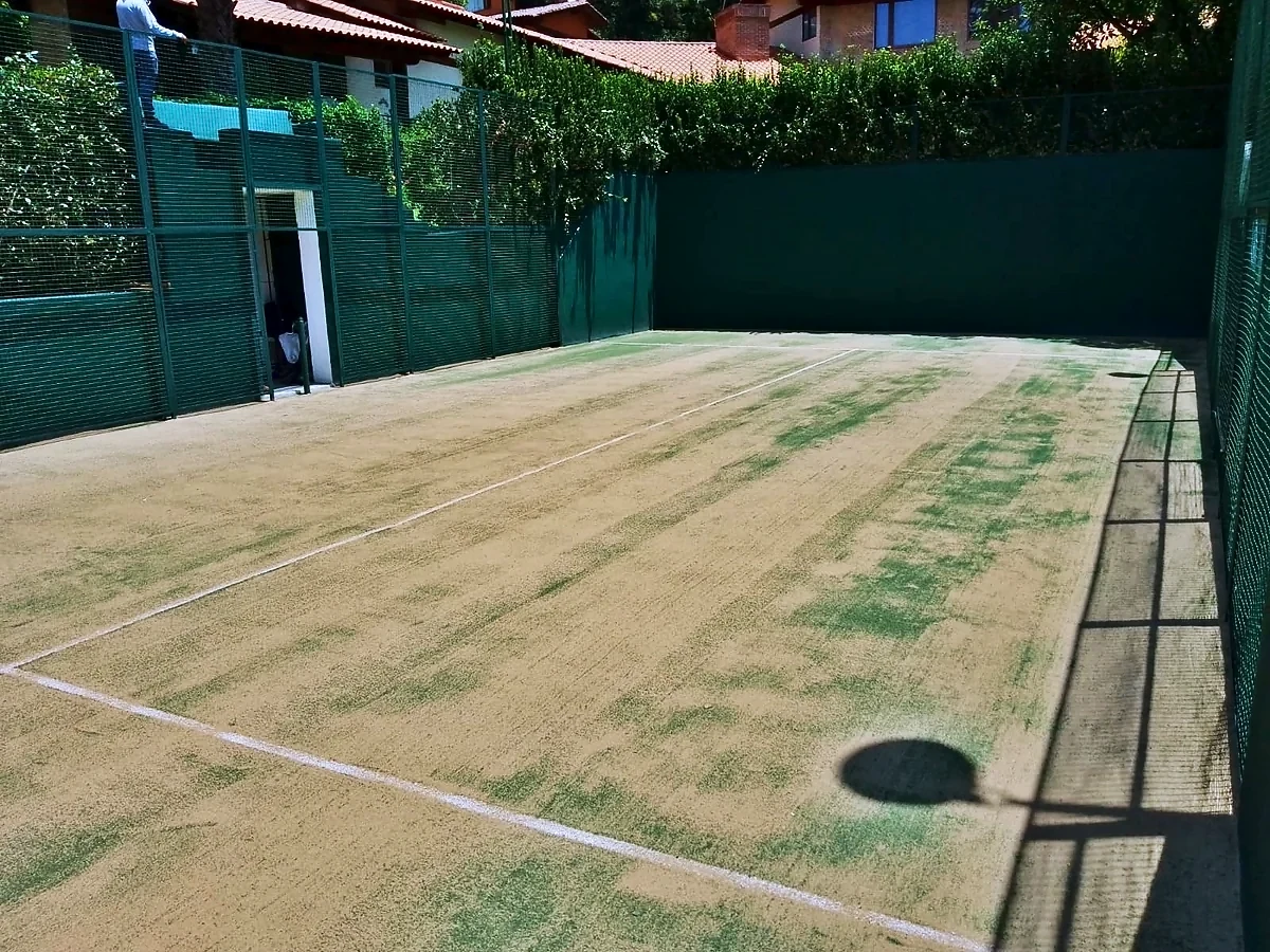 Cancha de pádel con pasto sintético en Cancha Vega del Valle, Valle de Bravo, Estado de México: la cancha desdel fondo