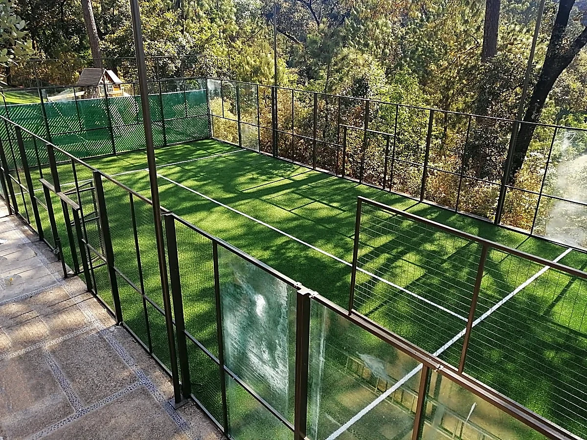 Cancha de pádel con pasto sintético en Valle de Bravo, Estado de México: la cancha desde otro ángulo