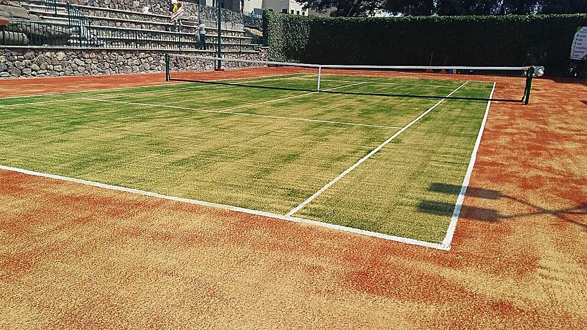 Cancha de tenis con pasto sintético en Club de Golf los Encinos, Lerma